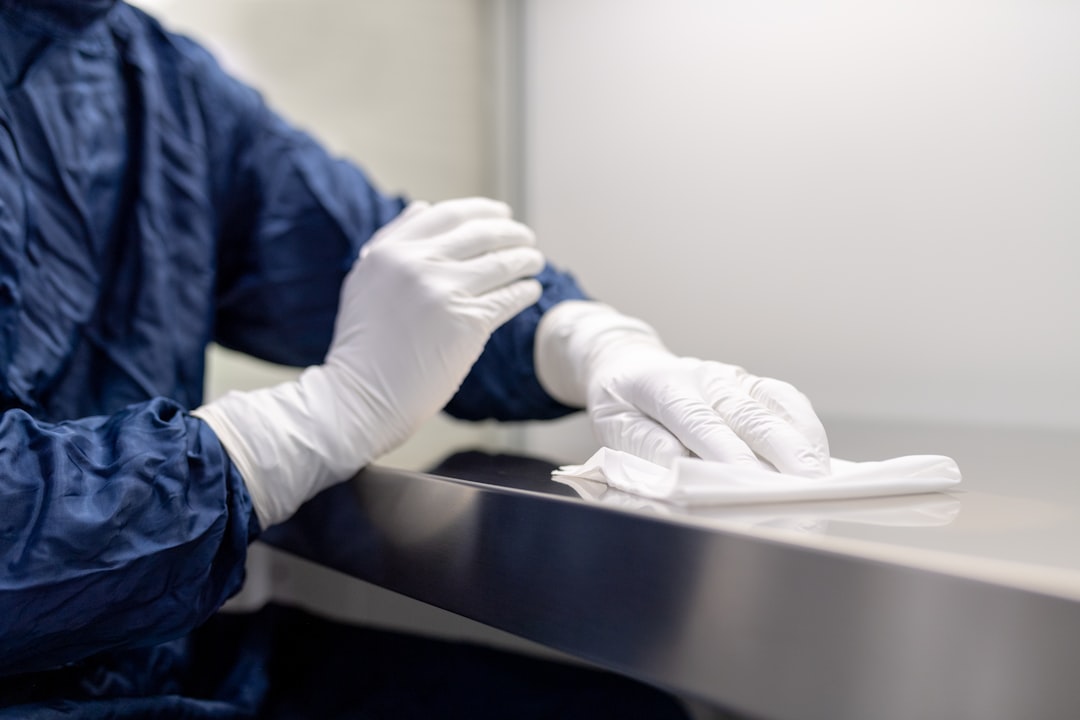 Personnel de laboratoire en train de nettoyer le laboratoire